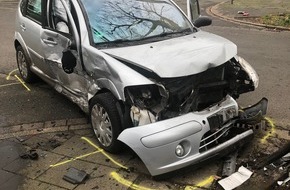 Polizei Duisburg: POL-DU: Hamborn: Vorfahrt genommen - zwei Verletzte, zwei Autos mit Totalschaden und ein kaputtes Verkehrsschild