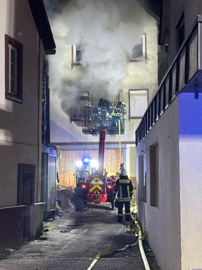 KFV-CW: Großbrand fordert Einsatzkräfte in Calwer Innenstadt - Zwei Leichtverletzte im Krankenhaus behandelt