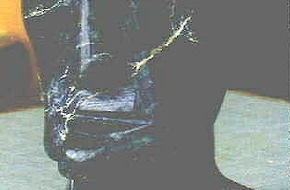 Polizeidirektion Göttingen: POL-GOE: (04) Polizei fahndet mit Farbfoto nach einer gestohlenen Skulptur