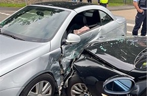 Polizei Mettmann: POL-ME: Drei Leichtverletzte und hoher Sachschaden nach Verkehrsunfall - Hilden - 2406011