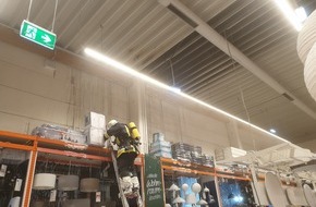 Feuerwehr Essen: FW-E: Feuer auf Baumarktdach, Feuerwehr verhindert großen Schaden durch frühzeitige Alarmierung