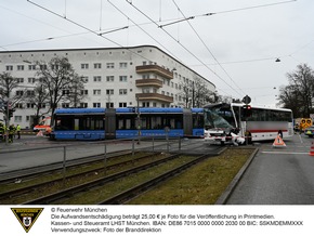 FW-M: Schwerer Verkehrsunfall zwischen Straßenbahn und Bus (Neuhausen-Nymphenburg)