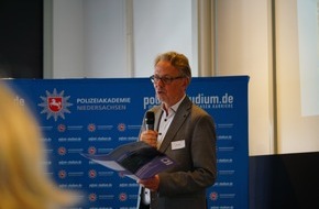 Polizeiakademie Niedersachsen: POL-AK NI: An der Polizeiakademie Niedersachsen diskutierten vom 10. - 12. Juli Polizeihistorikerinnen und Polizeihistoriker über die zentrale Frage: Wie verändert sich Polizei in demokratischen Gesellschaften?
