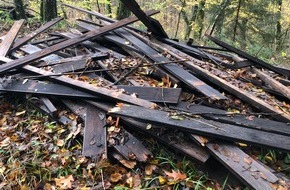 Polizeipräsidium Freiburg: POL-FR: Schwörstadt: Im Wald illegal Holzdielen entsorgt - Polizei sucht Zeugen