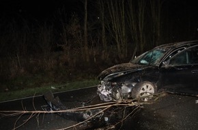 Kreispolizeibehörde Herford: POL-HF: Verkehrsunfallflucht - LKW Fahrer beobachtet Fahrzeugüberschlag