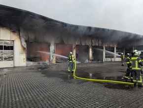 FW-AR: Brand in Arnsberger Gewerbehalle