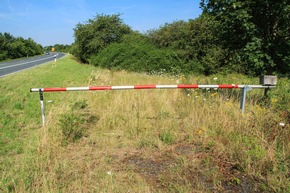 POL-HM: Mit über 3,5 Promille von der Fahrbahn abgekommen - Pkw durchbrach Absperrschranke