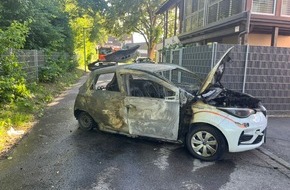 Feuerwehr Stuttgart: FW Stuttgart: PKW im Vollbrand - Feuer droht auf Geb&auml;ude &uuml;berzugreifen