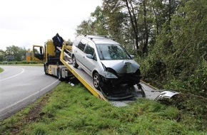 Polizei Minden-Lübbecke: POL-MI: Auto rutscht in Anschlussstelle gegen Baum