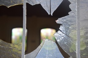 Polizeiinspektion Nienburg / Schaumburg: POL-NI: Bleiverglaste Fensterscheiben der Friedhofskapelle eingeschlagen