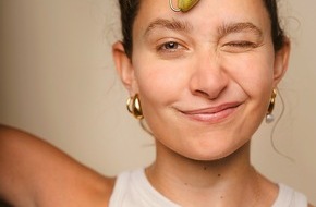 Wort & Bild Verlagsgruppe - Gesundheitsmeldungen: Gesichtsmassage: Was Roller und Steine wirklich bringen / In Social Media werden Jaderoller und Gua Sha gefeiert / Aber machen sie wirklich schöne Haut?