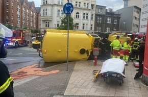 Feuerwehr Dortmund: FW-DO: LKW kippt auf der Silberstraße umgekippt