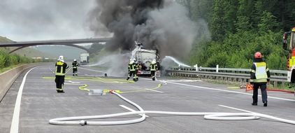 Autobahnpolizeiinspektion: API-TH: Auflieger steht in Vollbrand - Vollsperrung beider Richtungsfahrbahnen