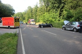 Polizei Mettmann: POL-ME: Drei Verletzte nach schwerem Verkehrsunfall - Ratingen - 2107050