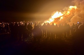 Feuerwehr Weinheim: FW Weinheim: Fastnachtshaufen in Oberflockenbach h&auml;Jugendfeuerwehr h&auml;lt an fest