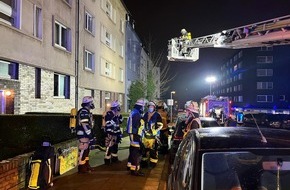 Feuerwehr Essen: FW-E: Brand in einem Mehrfamilienhaus in Essen, Bewohnern ist der Fluchtweg durch den verrauchten Treppenraum versperrt - keine Verletzten