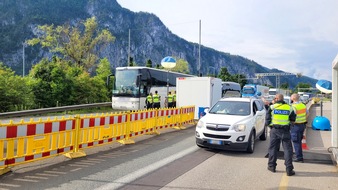 Bundespolizeidirektion München: Bundespolizeidirektion München: Wiedereinreise wird Businsassen zum Verhängnis / Bundespolizei bringt verurteilten Kosovaren ins Gefängnis