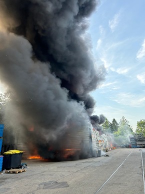 FW-Velbert: Lagerhalle brennt in voller Ausdehnung