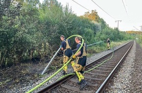 Feuerwehr Essen: FW-E: 250 Quadratmeter Böschung gehen in Flammen auf