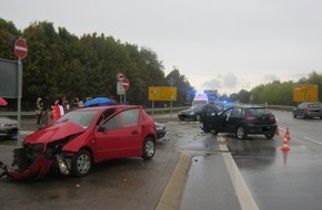 Polizeidirektion Landau: POL-PDLD: Gegenverkehr übersehen, 3 Insassen leicht verletzt