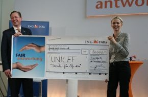 ING Deutschland: ING-DiBa unterstützt UNICEF mit 50.000 Euro (mit Bild) / UNICEF-Vorstand Dr. Jürgen Heraeus und UNICEF-Patin Eva Padberg nahmen den Spendenscheck in Frankfurt entgegen