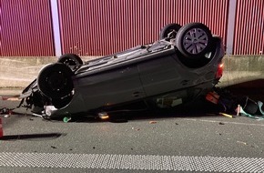 Polizei Bielefeld: POL-BI: Nach Unfall auf dem Dach gelandet
