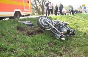 Polizeiinspektion Hameln-Pyrmont/Holzminden: POL-HOL: Landesstraße 549 - Neuhaus in Richtung Boffzen: Kradfahrer schwer verletzt - Rettungshubschraubereinsatz erforderlich -