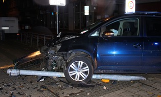 Polizei Gelsenkirchen: POL-GE: Autofahrer flüchtet vor Polizei und fährt gegen Ampelmast