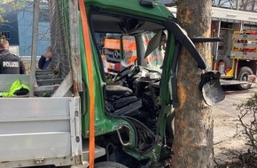 Feuerwehr Frankfurt am Main: FW-F: Verkehrsunfall mit Lkw am Katharinenkreisel