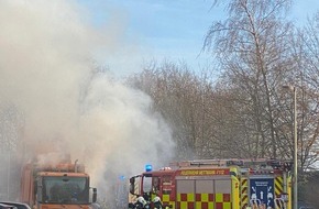 Feuerwehr Mettmann: FW Mettmann: Sperrmüllwagen in Brand geraten