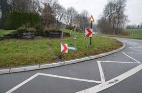 Kreispolizeibehörde Herford: POL-HF: Verkehrsunfallflucht - Aufmerksamer Zeuge notiert Kennzeichen