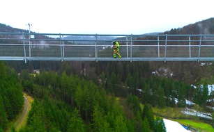 Neuer RID-Weltrekord auf »Skywalk« in Willingen: schwindelfreie Feuerwehr-Staffel bei Spendenlauf erfolgreich