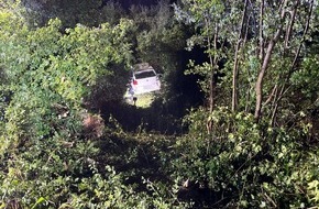 Polizei Bielefeld: POL-BI: PKW fliegt über Schutzplanke der A 44