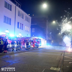 FW Hagen: Fazit zu Silvester 2024/25, erhöhtes Einsatzaufkommen im Rettungsdienst und 14 Brandeinsätze.