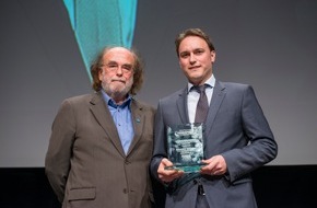 ÖKOWORLD AG: DEUTSCHER FONDSPREIS 2013 für ÖKOWORLD ÖKOVISION CLASSIC / FONDS professionell, die FAZ und das Institut für Vermögensaufbau vergeben DEUTSCHEN FONDSPREIS an ÖKOWORLD. (BILD)