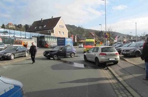 Polizeiinspektion Hameln-Pyrmont/Holzminden: POL-HOL: Stadtoldendorf - Neue Straße: Drei PKW nach Verkehrsunfall beschädigt - Zwei Personen leicht verletzt   -