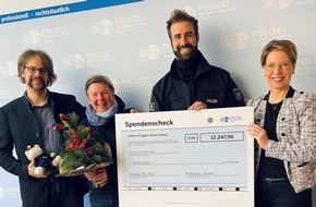 Polizei Münster: POL-MS: Schnurrbärte für den guten Zweck - Polizisten überreichen Spendenscheck an Gut Feismann