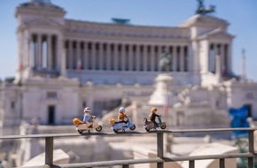 PLAYMOBIL: Playmobil feiert 80 Jahre Vespa in Rom