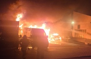 Feuerwehr Oberhausen: FW-OB: Brand mehrerer Fahrzeuge in Lirich-Nord