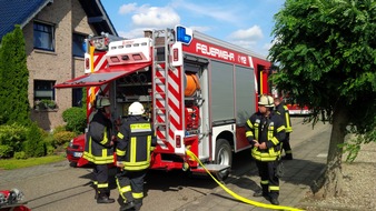 Freiwillige Feuerwehr Bedburg-Hau: FW-KLE: Hasselt: Heckenbrand / Freiwillige Feuerwehr Bedburg-Hau gibt Hinweis zu Flämmarbeiten