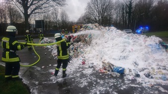 Freiwillige Feuerwehr Werne: FW-WRN: Feuer_1_A: "Weiße Weihnacht" mit Schaummittel und eine gelungtene Überraschung!