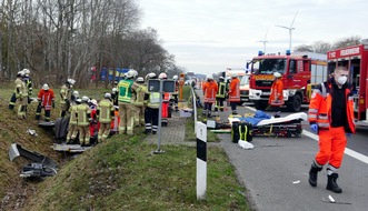 Polizeiinspektion Rotenburg: POL-ROW: ++ Zwei Schwerverletzte nach Unfall auf der Hansalinie A1 ++ Autofahrerin übersieht Traktor ++ Schafe gestohlen - Polizei bittet um Hinweise ++