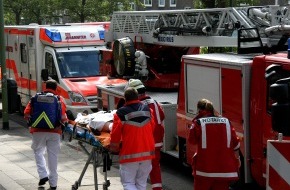 Feuerwehr Essen: FW-E: Bei Arbeiten am Elektro-Hausanschlusskasten durch Kurzschluss lebensgefährlich verletzt