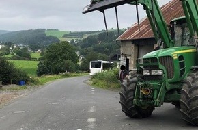 Polizeidirektion Wittlich: POL-PDWIL: Verkehrsunfall mit Schulbus