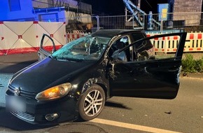 Kreispolizeibehörde Herford: POL-HF: VW kollidiert mit geparktem Fahrzeug - Mann aus Lage bei Unfall verletzt