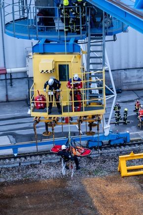 Feuerwehr MTK: H&ouml;henrettung und Menschenrettung unter Stahlringen: Realistische Einsatz&uuml;bung in Okriftel