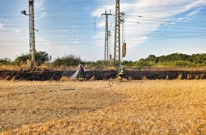 Feuerwehr Neuss: FW-NE: Vegetationsbrand an Bahnstrecke auf der Furth | Feuerwehr l&ouml;scht brennende B&ouml;schung