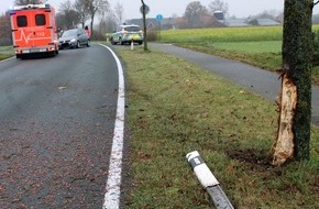 Polizei Minden-Lübbecke: POL-MI: Autofahrer prallt gegen Baum