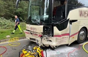 Polizeipräsidium Westpfalz: POL-PPWP: Pkw kollidiert mit Reisebus