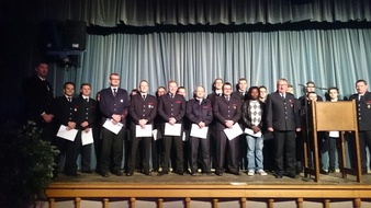 Feuerwehr Kirchhundem : FW-OE: Zahlreiche Beförderungen und Ehrungen bei der Feuerwehr der Gemeinde Kirchhundem